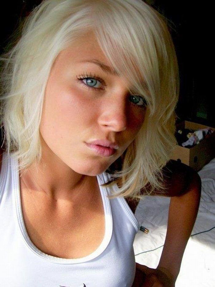 Частное фото молодой девушки блондинки