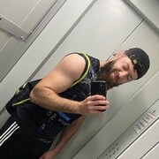  ,  Zaur, 32
