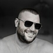  ,  Nik, 44