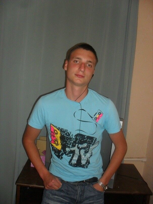  6920804  Artur, 33 ,    