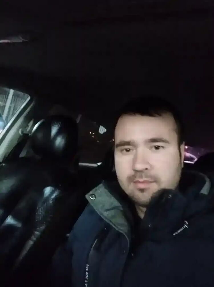  26073304  Anton, 41 ,    