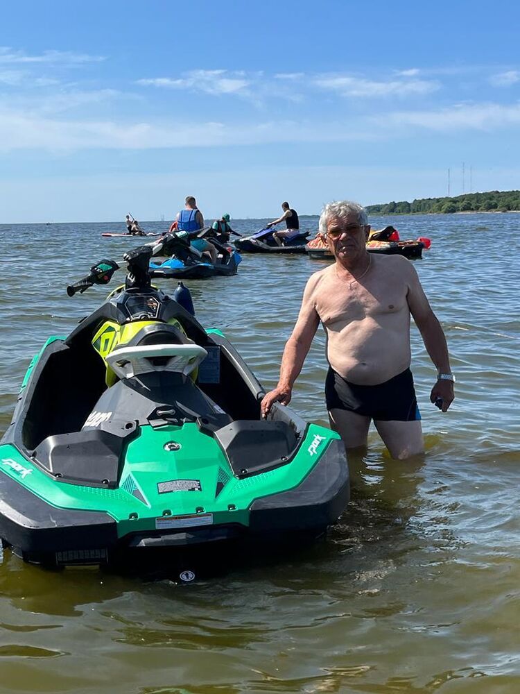  40304574  Andrey, 67 ,    -