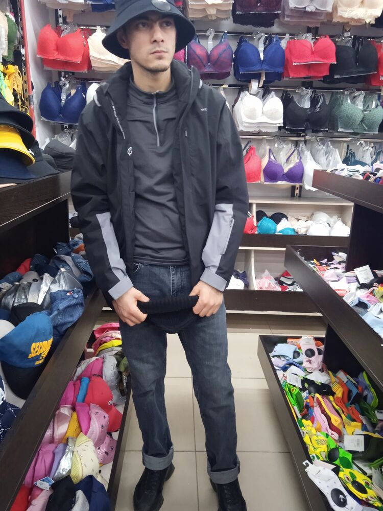  ,   Ali, 32 ,   ,   