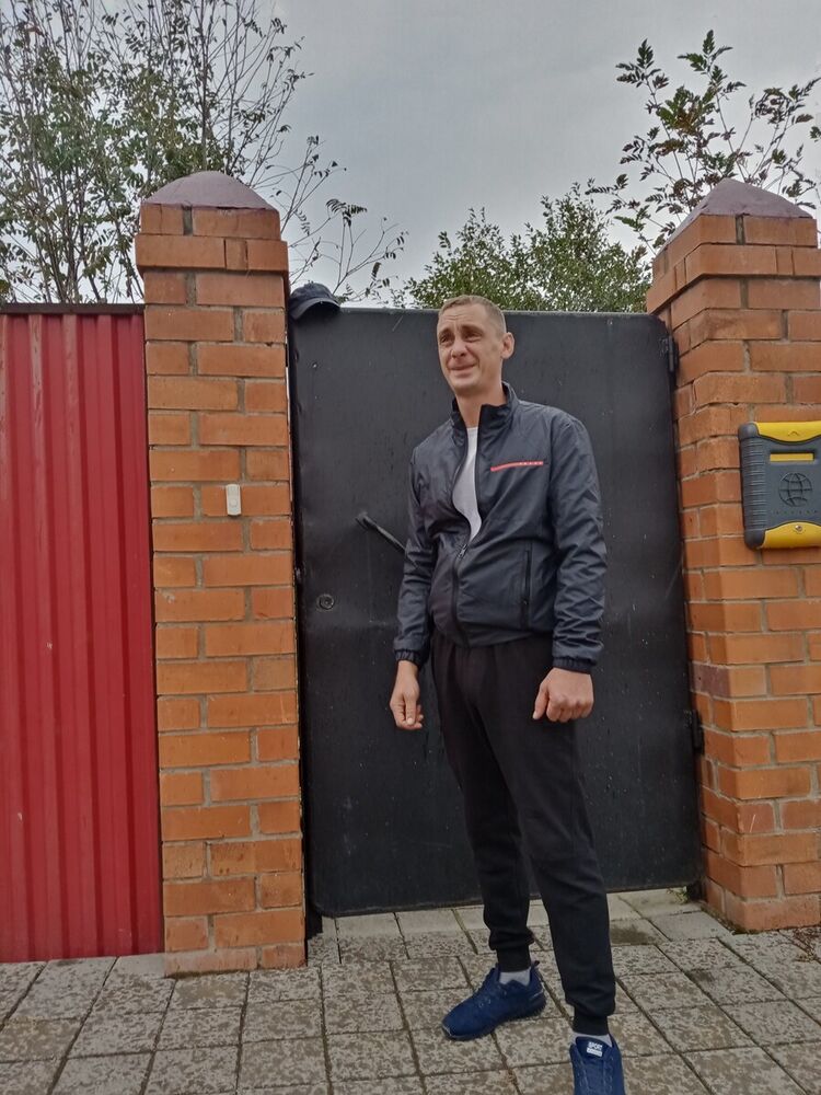  21280734  Aleksei, 40 ,    