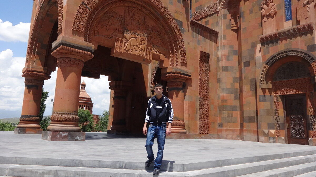  7633084  Armen, 29 ,    