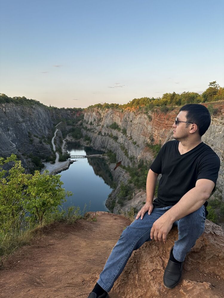  39244984  Nazirkhan, 33 ,    Praha