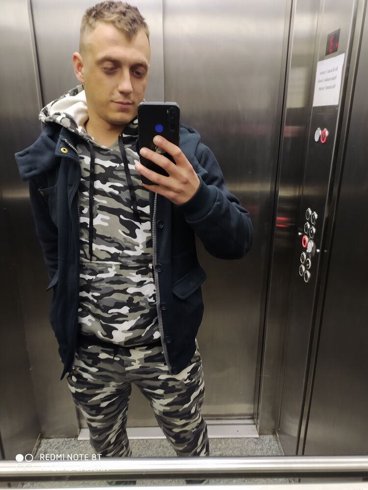  22919264  Roman, 26 ,    