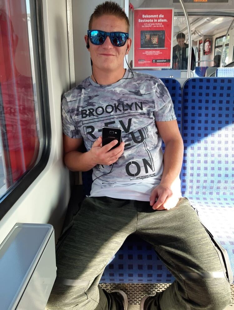  ,   Raitis, 28 ,   ,   