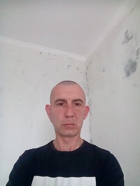  15859724  Viktor, 48 ,    