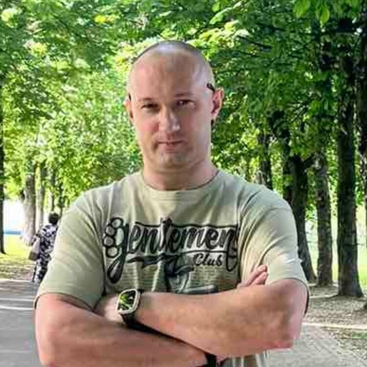  52735094  Andrei, 44 ,    