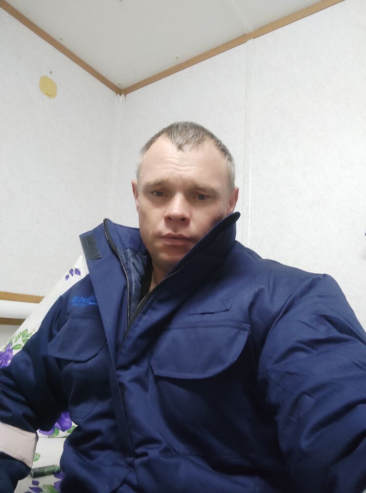  48341234  Yurii, 40 ,    