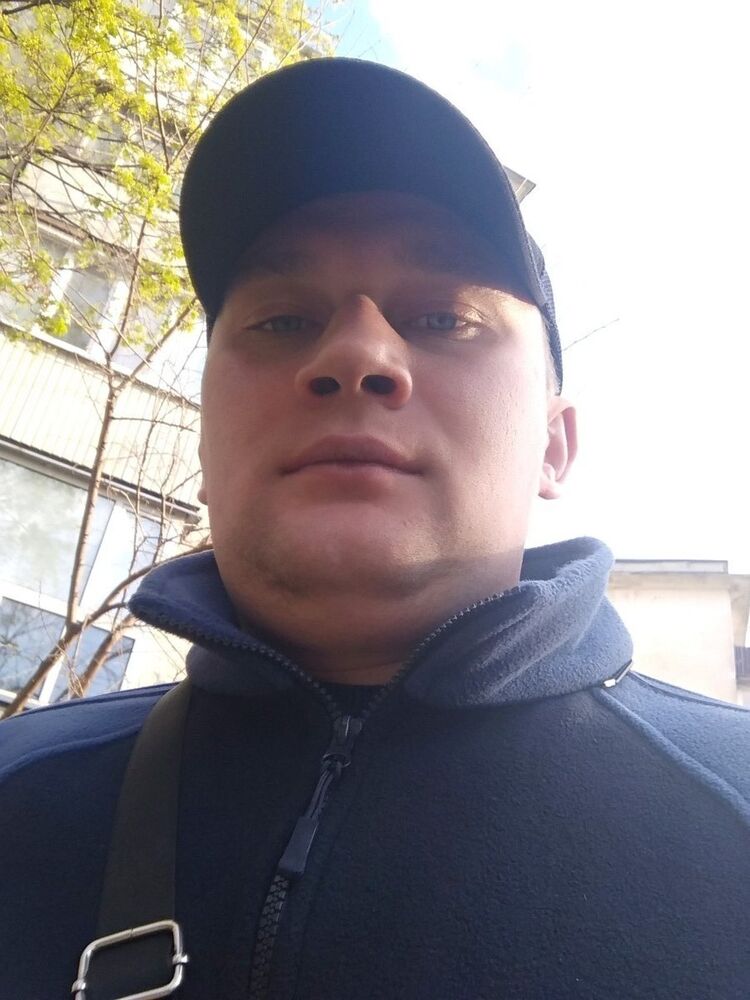  15852314  Viktor, 36 ,    