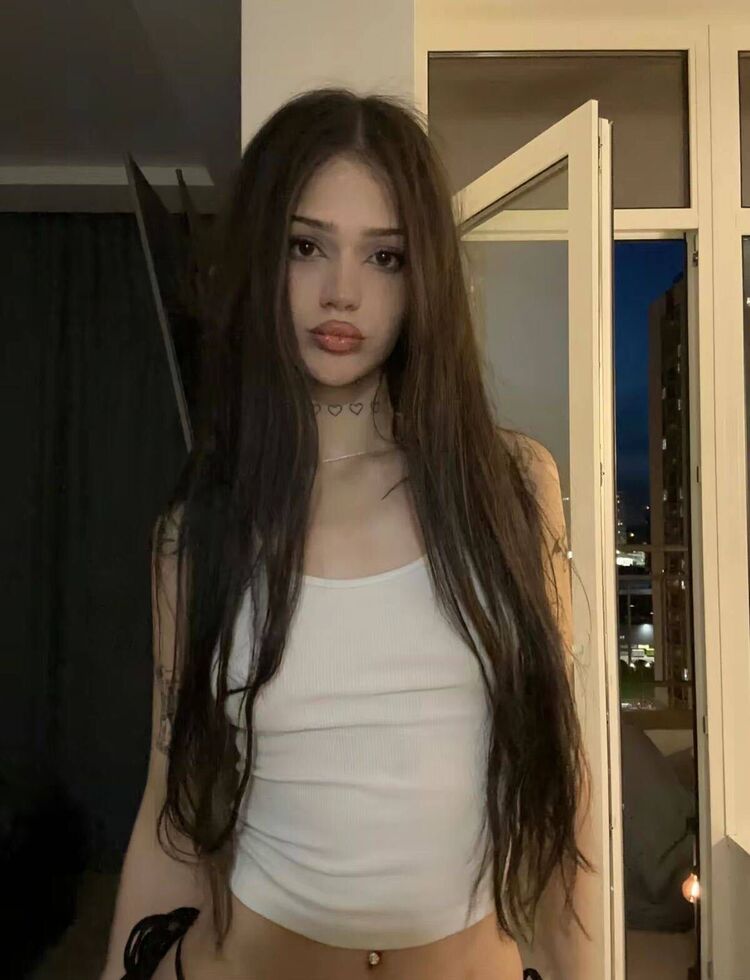  53270874  Elina, 19 ,    