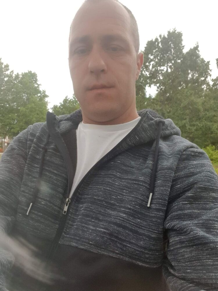  25070424  Andrej, 39 ,    