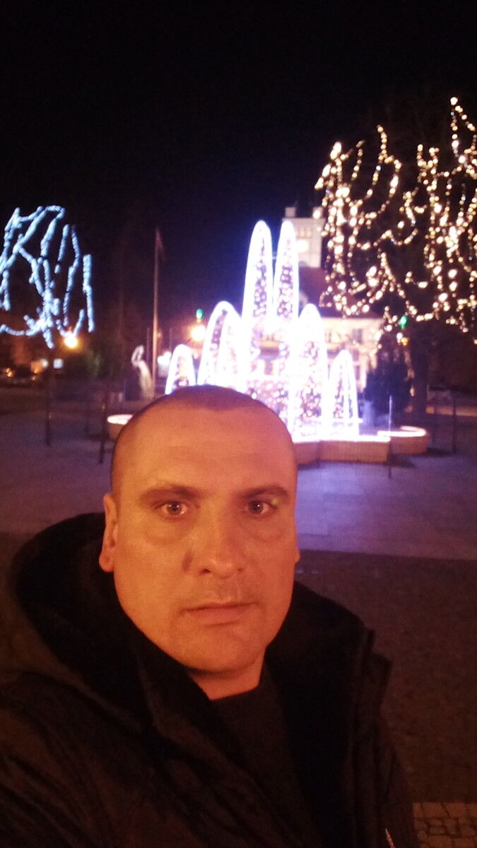  ,   Viktor, 40 ,   