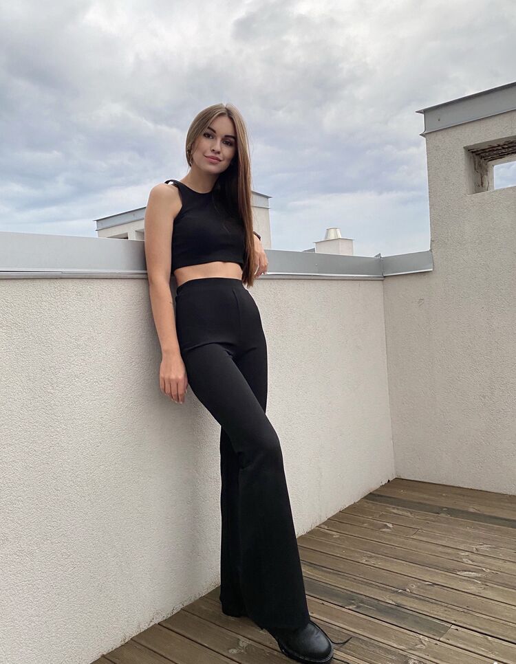  ,   Ilona, 28 ,   ,   