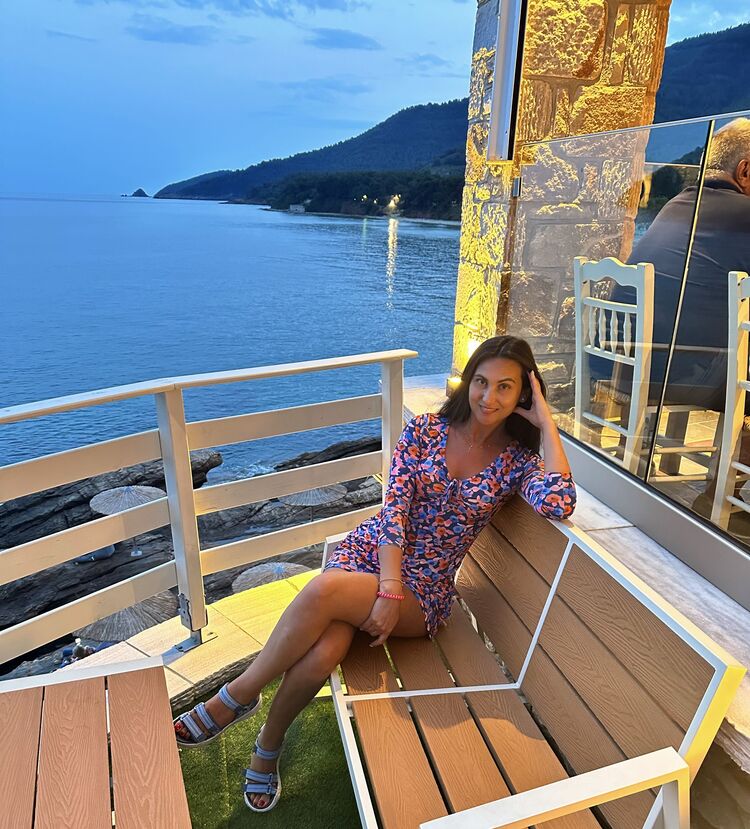  54007054  Victoria, 43 ,    