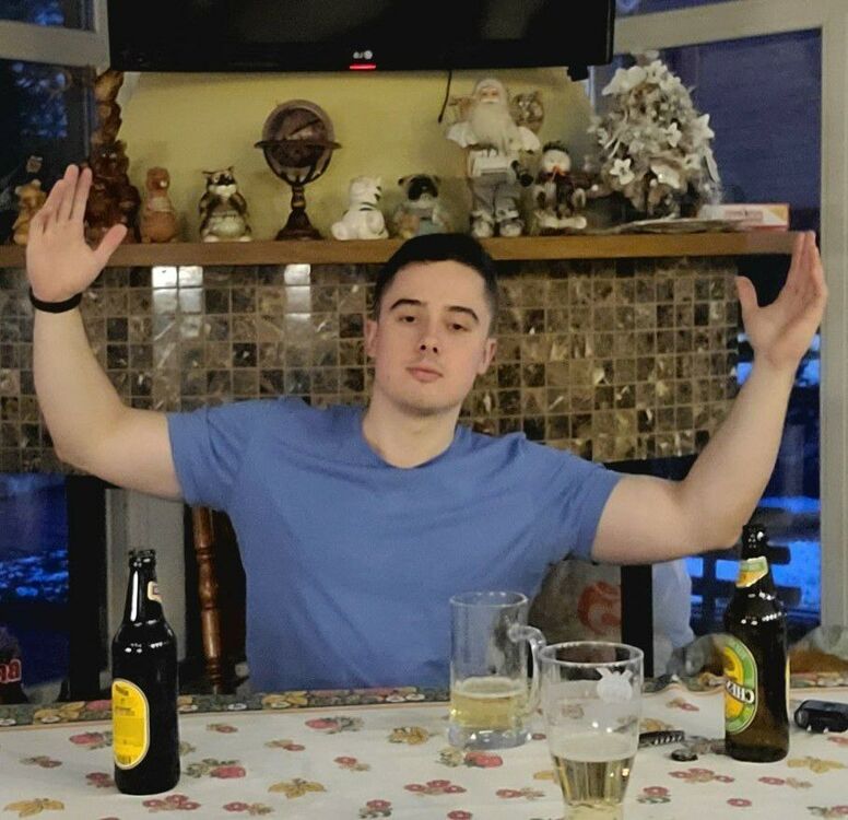  24033214  Ilya, 28 ,    