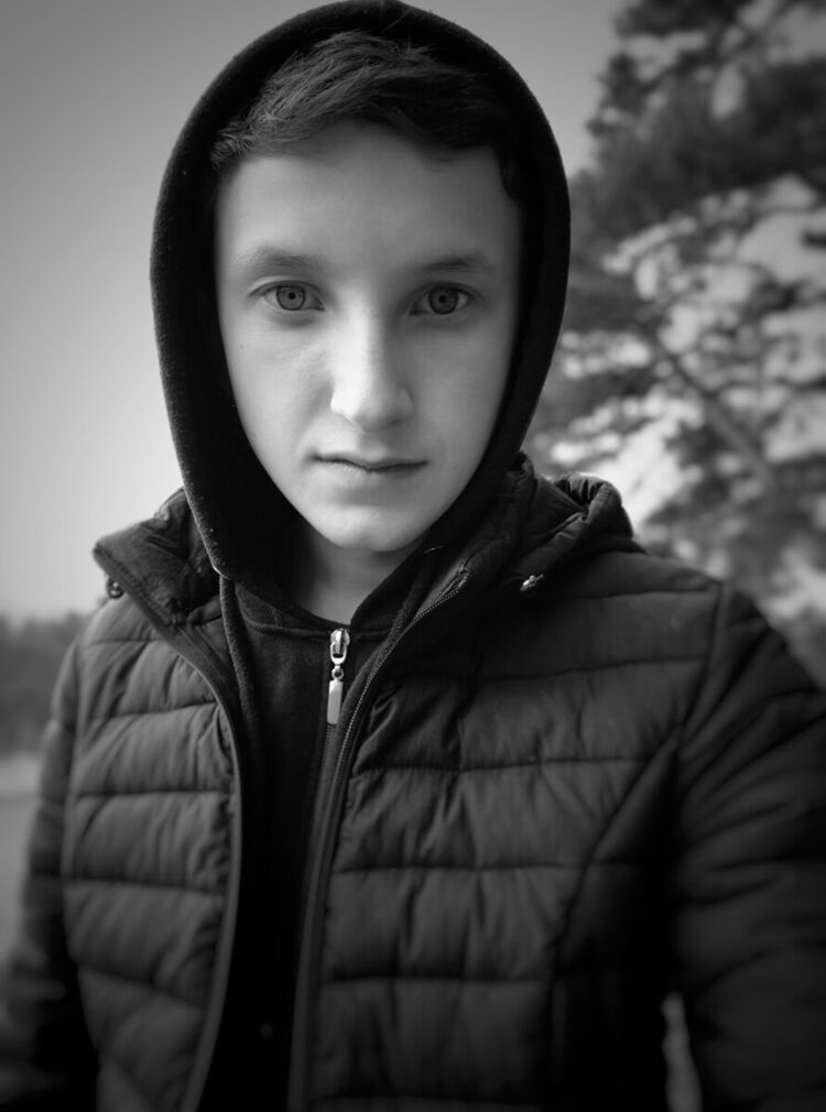  20228984  Nikoo, 23 ,    