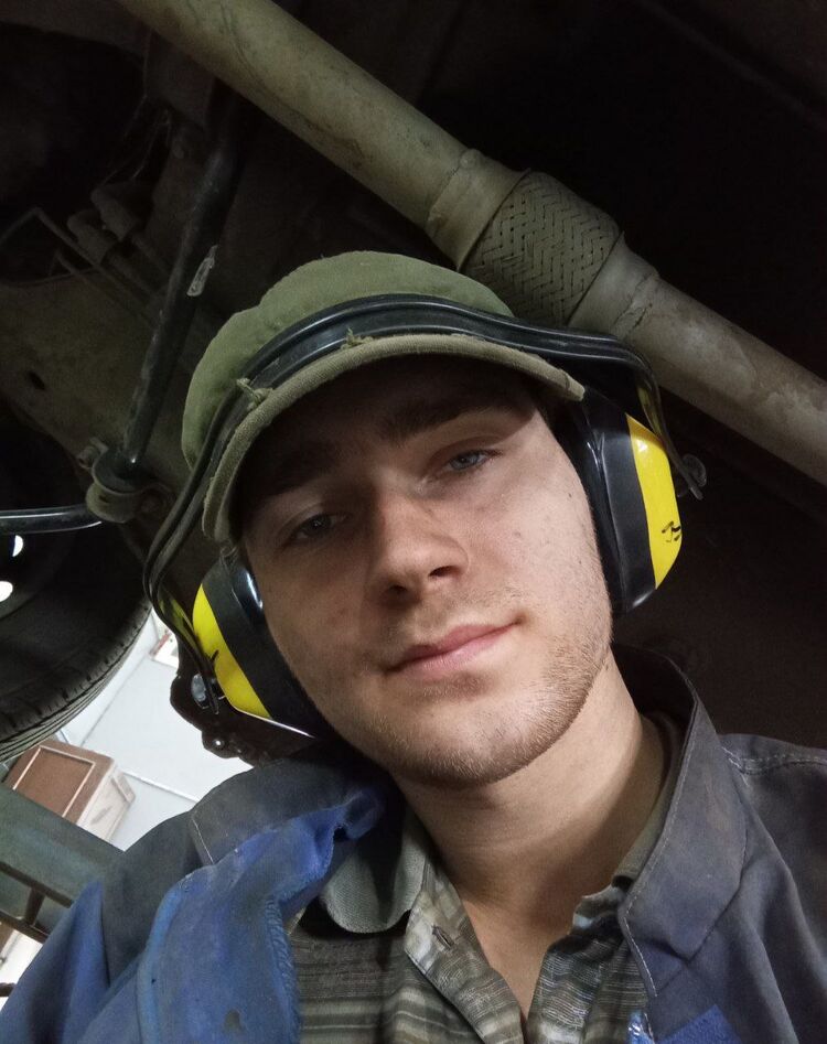  54176344  Huynd, 21 ,    