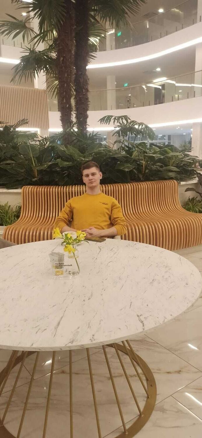  42885554  Maks, 23 ,    