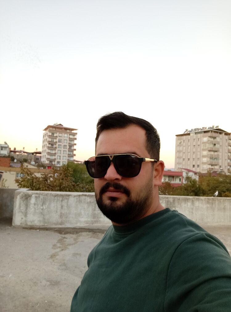  30687444  Halil, 32 ,    