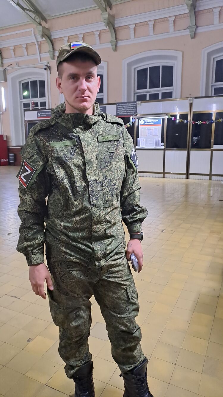  32244374  Viktor, 27 ,    