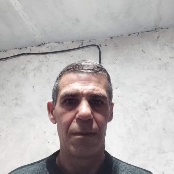  42902124  Arsen, 49 ,    