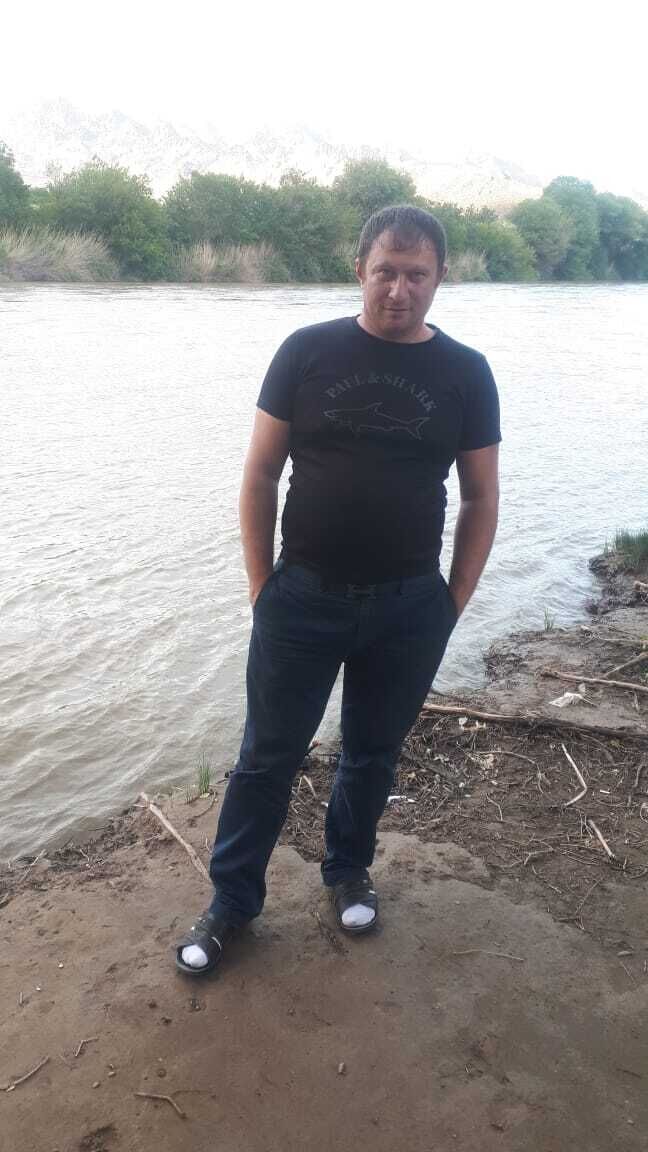  53097644  Hrach, 38 ,    