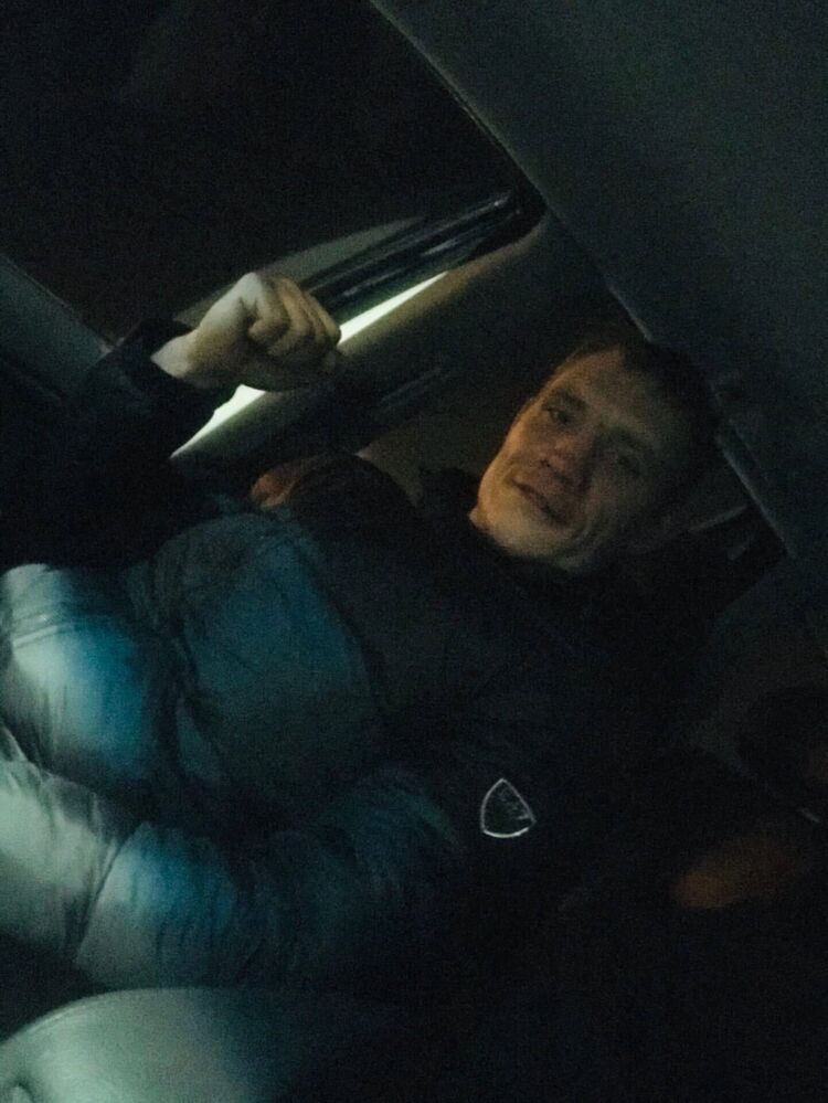 39052104  Ivan, 27 ,    