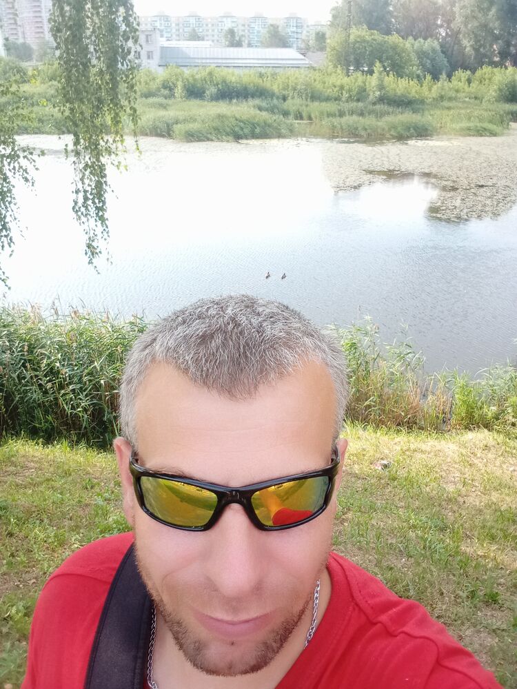  ,   Viktor, 42 ,   c 