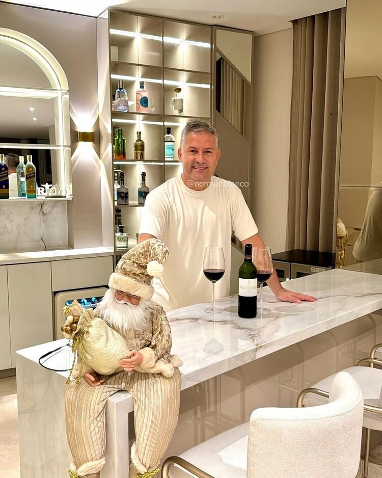  49250824  Alexander, 60 ,    