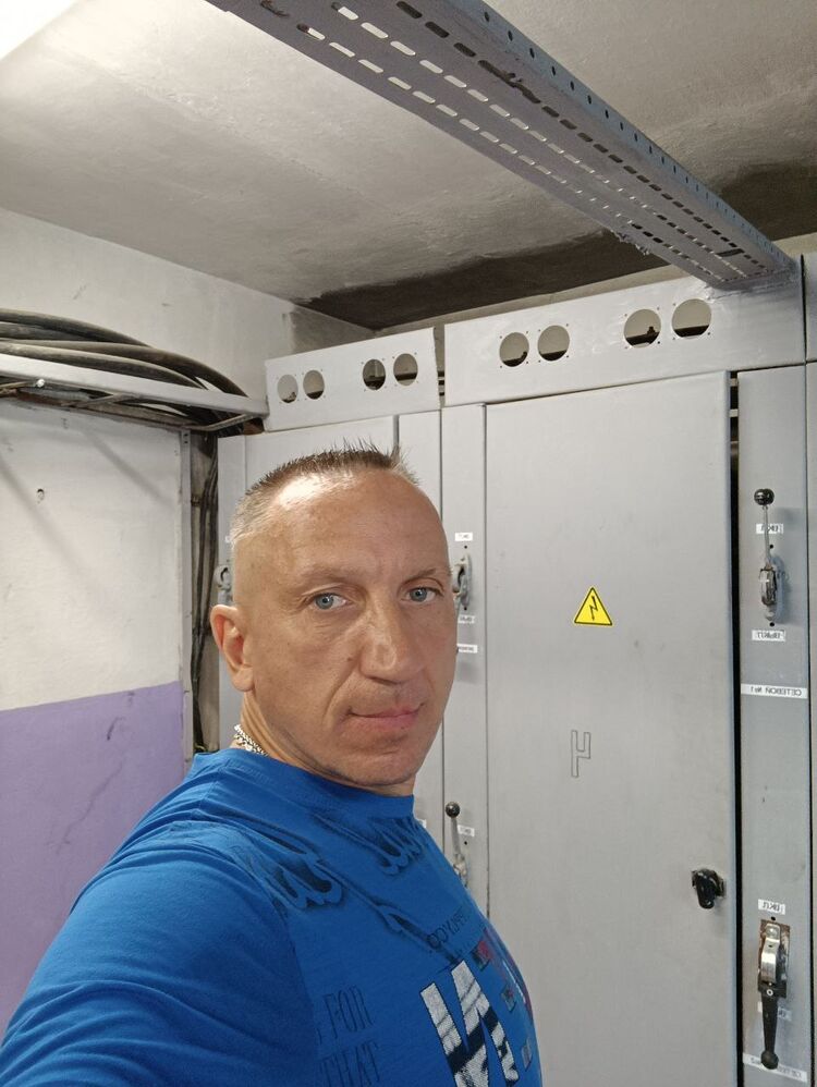  37059044  Serz, 48 ,    