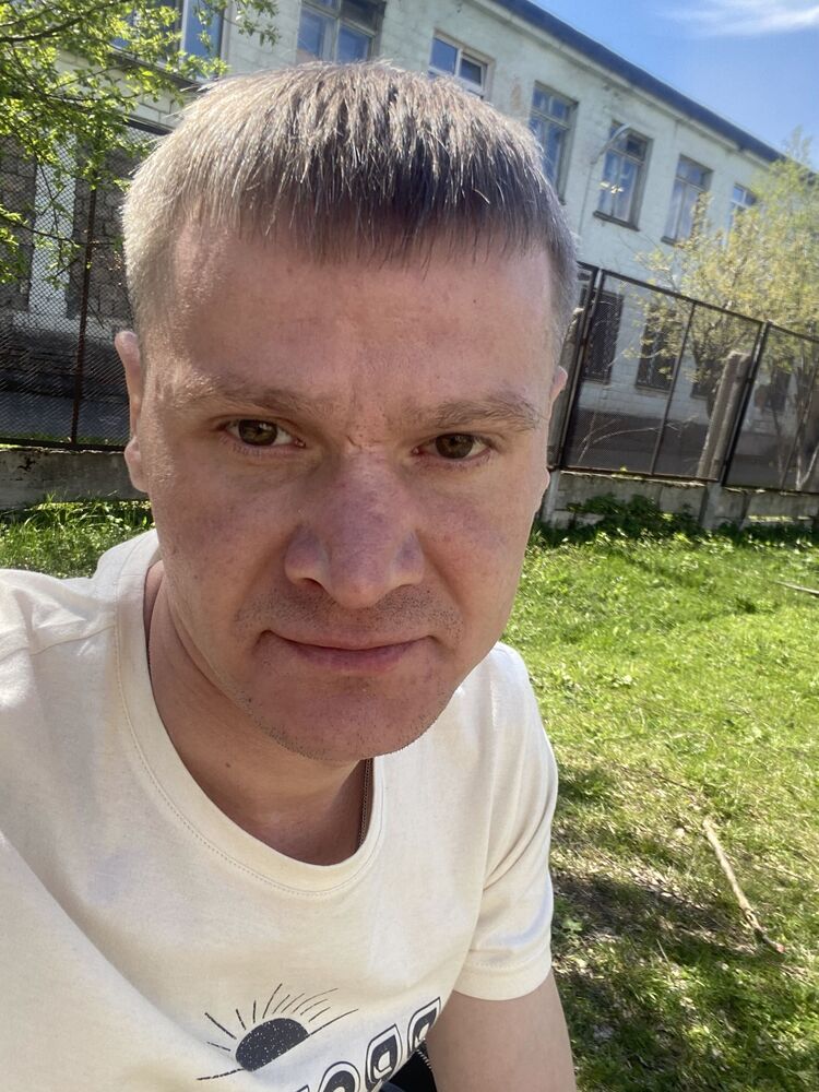  43946684  Dmitri, 41 ,     