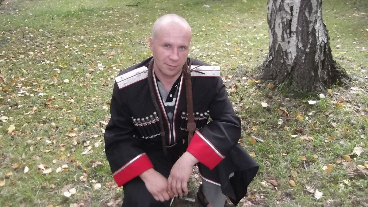  ,   Viktor, 48 ,   
