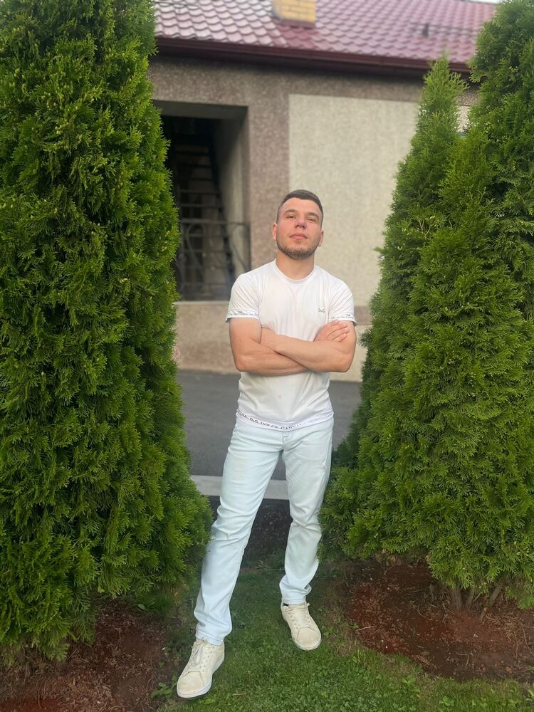  46190554  Artur, 24 ,    