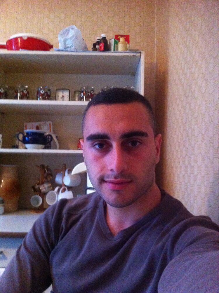  33765174  Razmik, 33 ,    