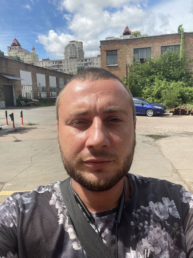  28681394  Konstantin, 36 ,    