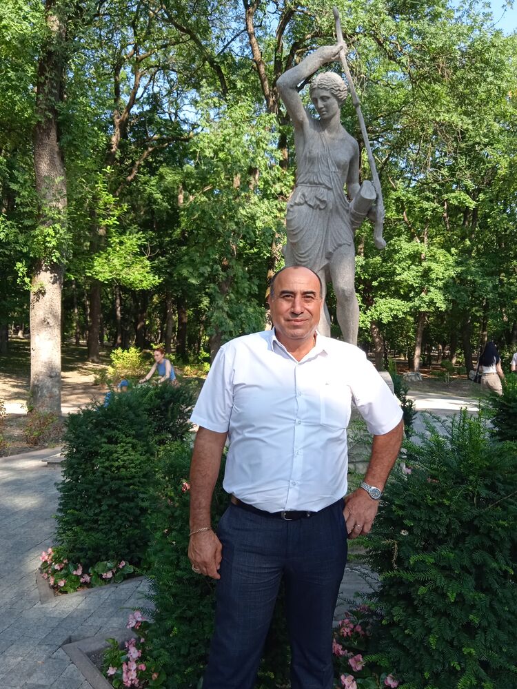  50117494  Elcin, 54 ,    