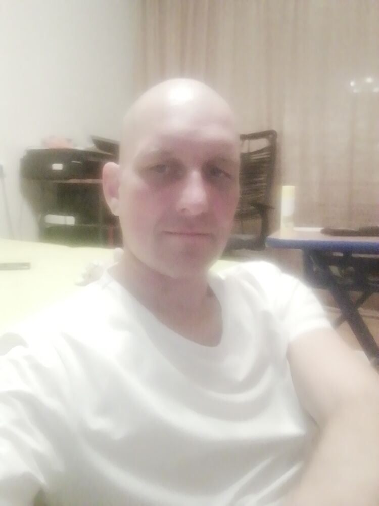  41027554  David, 44 ,    