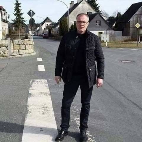  18961564  Artem, 42 ,    