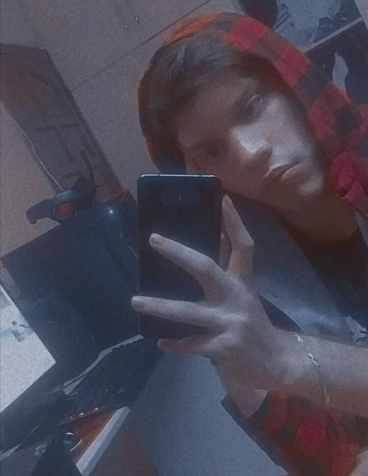  29849484  Adrian, 23 ,    -