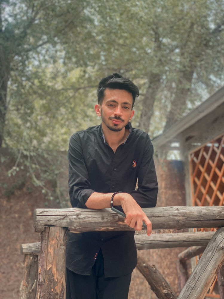  52598194  Siraj Meer, 24 ,    