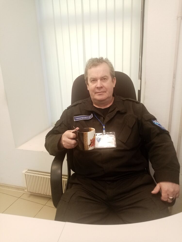  52161704  Slava Ivanov, 55 ,    