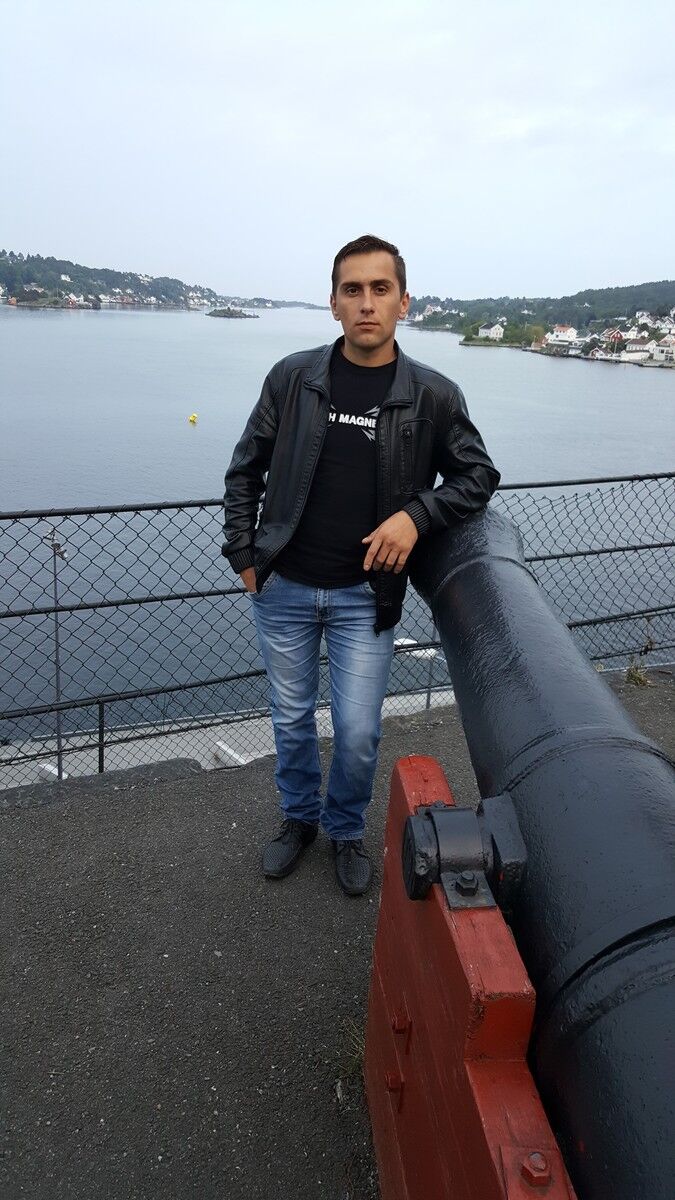  10237374  Mihai, 37 ,    