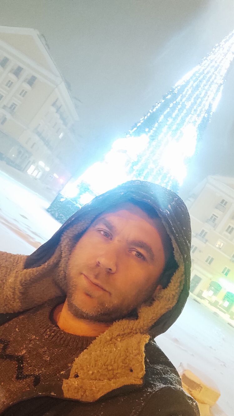 44540334  Andrei, 41 ,    