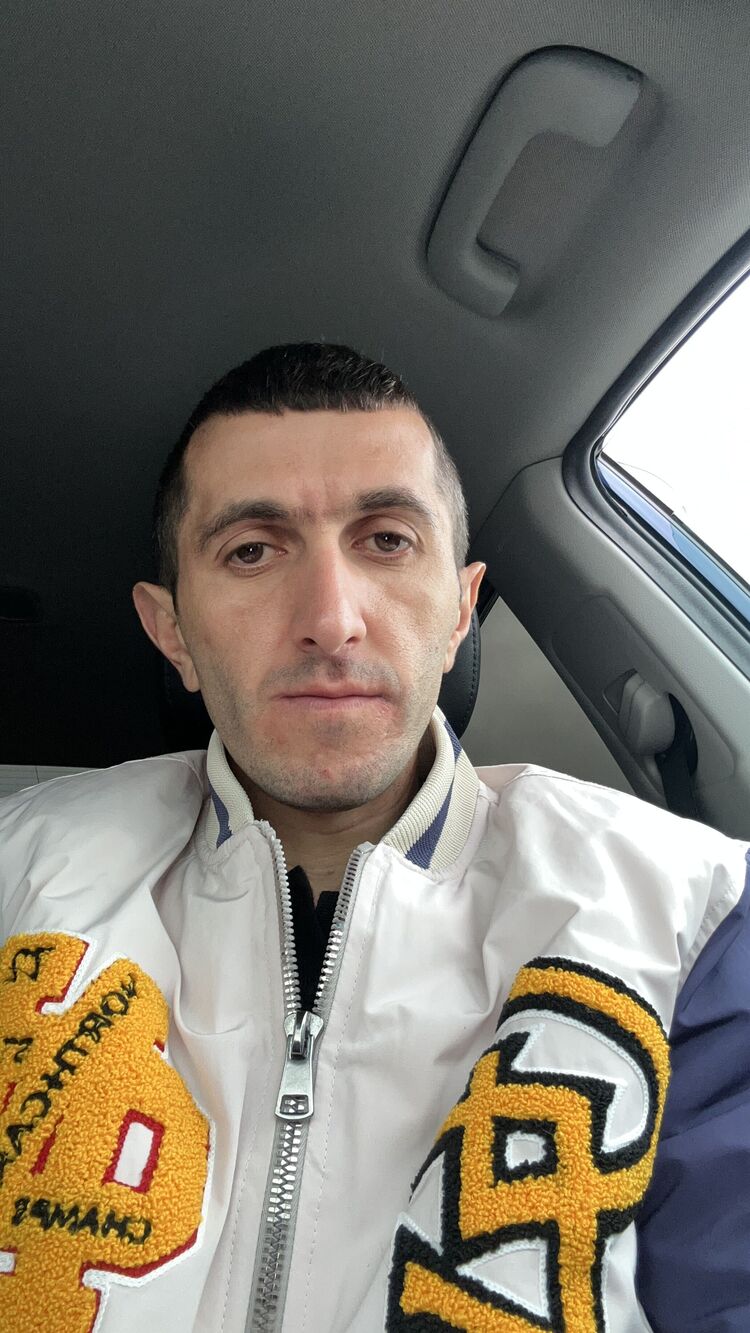  48807794  Hayk, 33 ,    