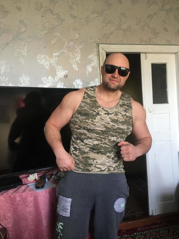  19099164  Artem, 40 ,    