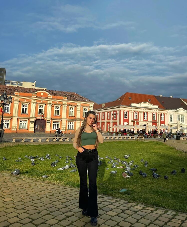  ,   Camille, 25 ,   ,   