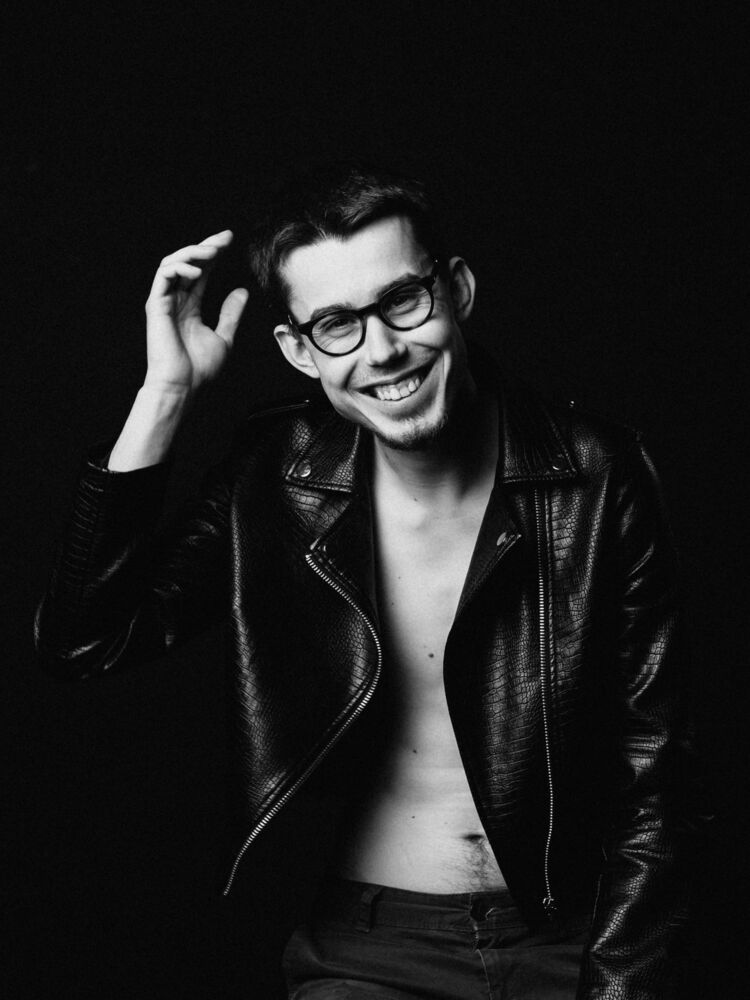  24233224  Ivan, 31 ,    